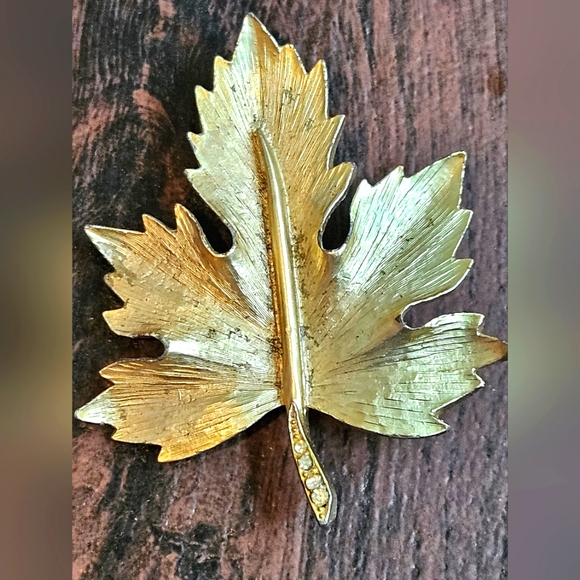 Vintage Gold Tone Maple Leaf Brooch With Rhinestones - Picture 4 of 12